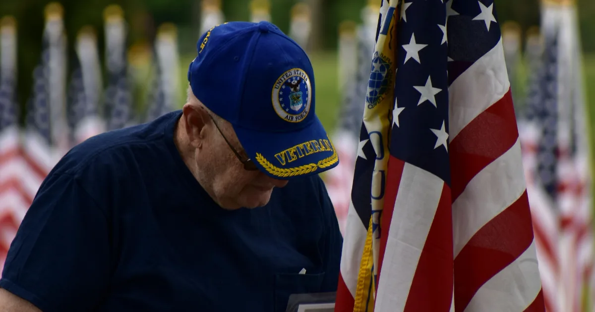 US military veteran and American flags for GI Bill and veteran education benefits guide